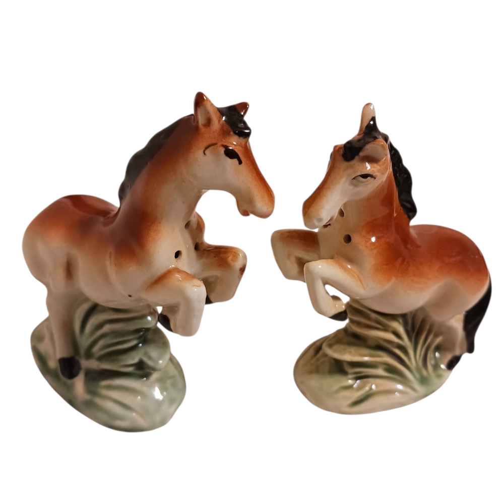 BEAUTIFUL VINTAGE CERAMIC HORSE SALT & PEPPER SHAKER SET WITH CORKS